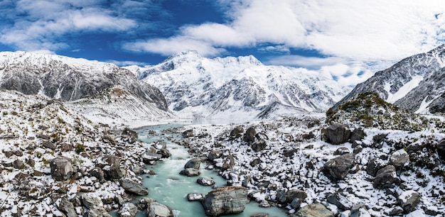 Vista panorámica del río azul turquesa en la pista Hooker Valley. Parque Nacional Monte Cook.