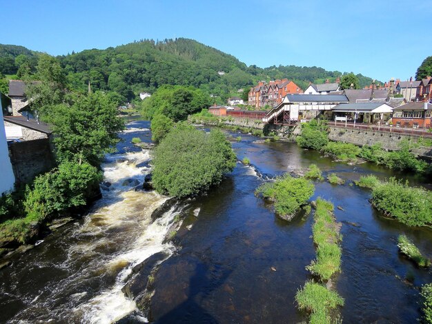 Foto vista panorámica del río por las casas contra el cielo despejado