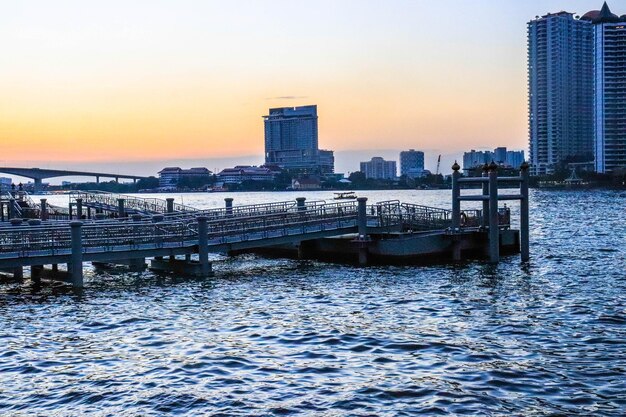 Una vista panorámica del río Chao Phraya ubicado en Bangkok, Tailandia