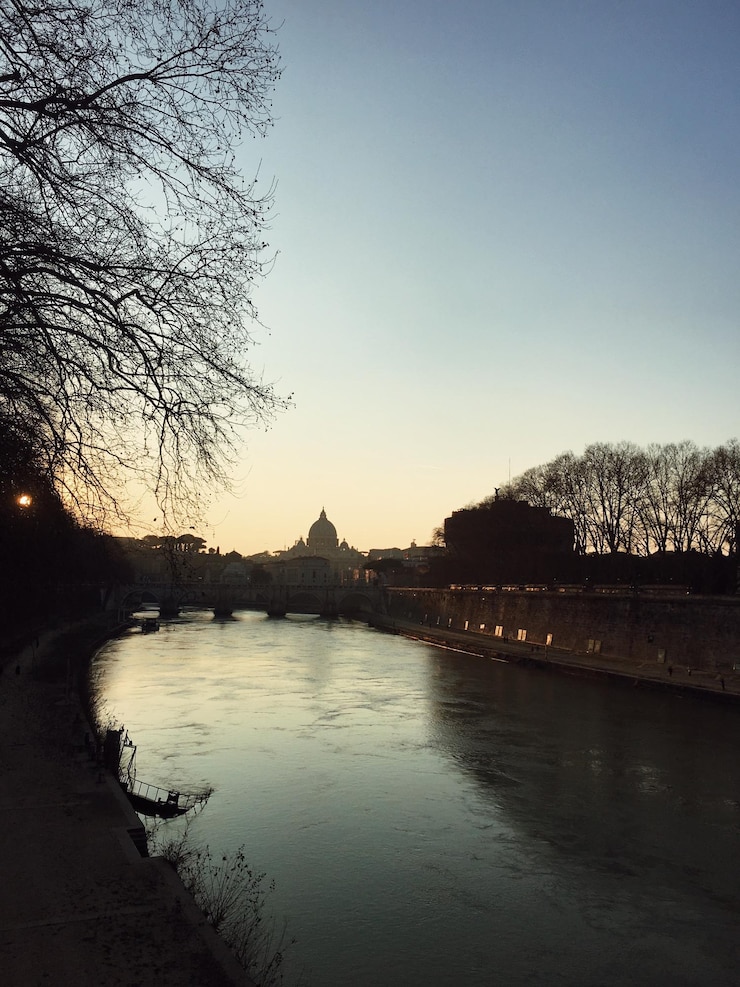 Foto vista panorámica del río contra el cielo al atardecer