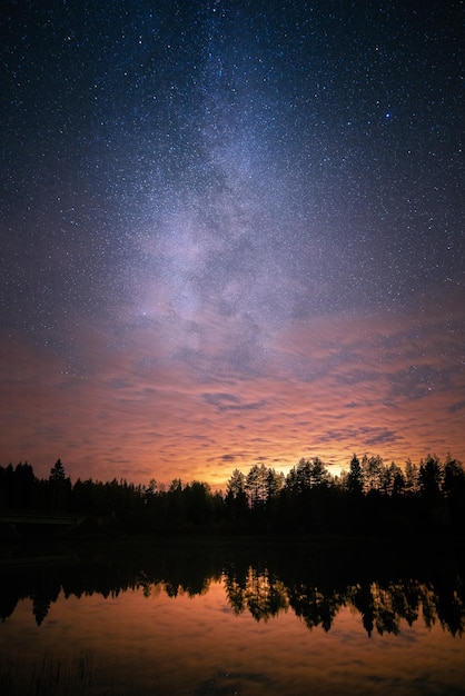 Vista panorámica del río contra el cielo por la noche