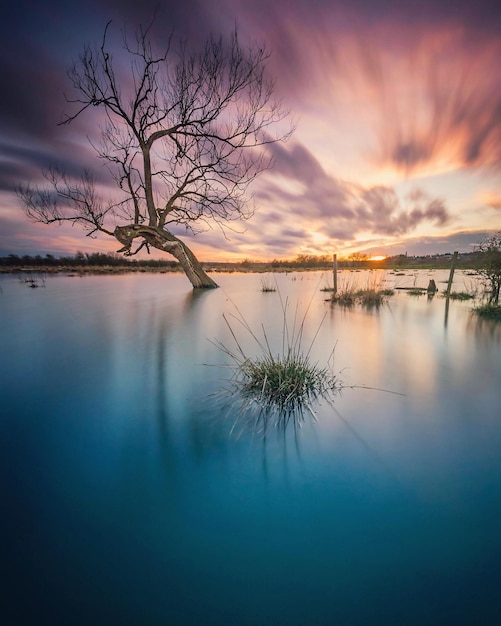 Vista panorámica del río contra el cielo nublado al atardecer