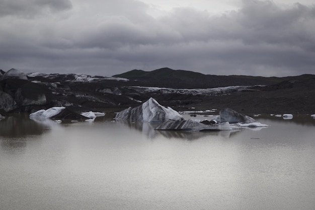 Vista panorámica del río contra el cielo nublado durante el invierno