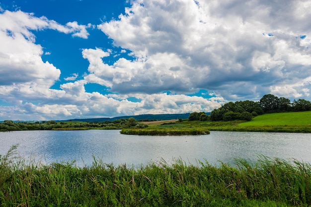 Vista panorámica del río contra un cielo nublado