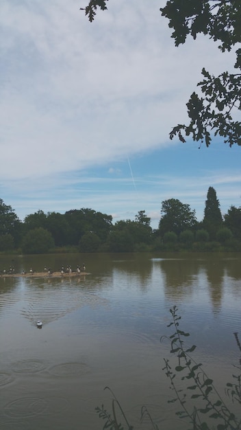 Vista panorámica del río contra el cielo