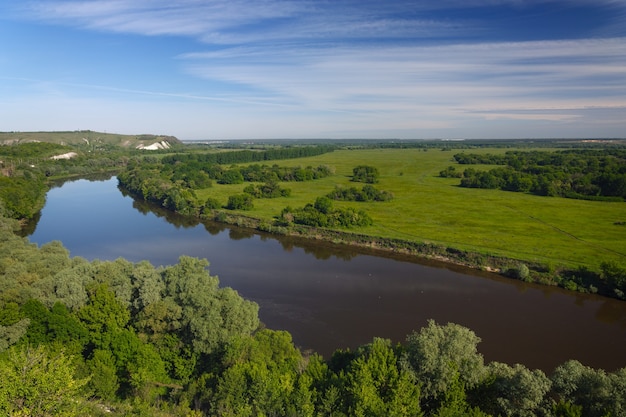 Vista panorámica del río Don desde la montaña de la tiza en Rusia central