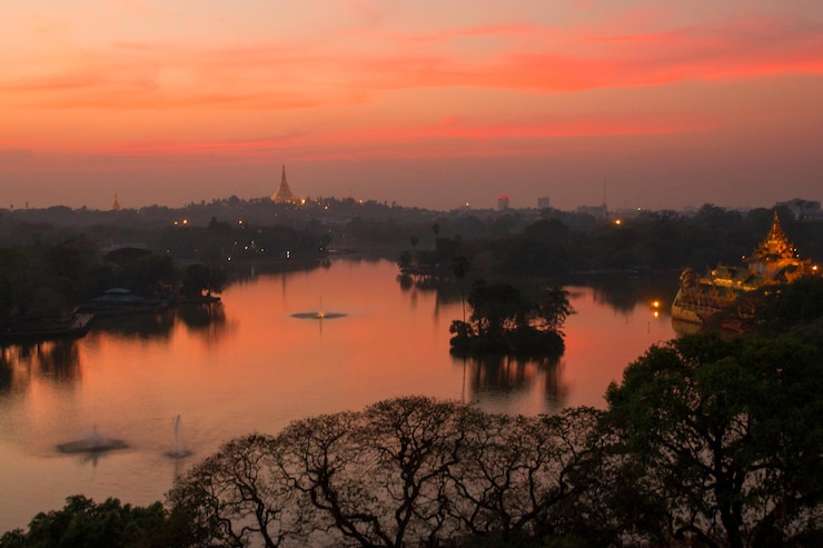 Foto vista panorámica del río por los edificios contra el cielo durante la puesta de sol