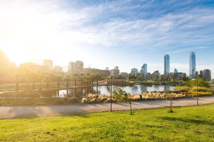 Foto vista panorámica del río por los edificios contra el cielo