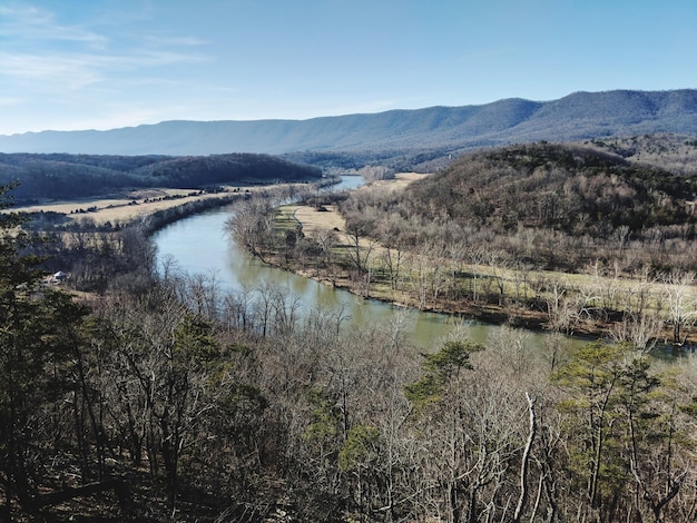 Foto vista panorámica del río en medio de las montañas contra el cielo