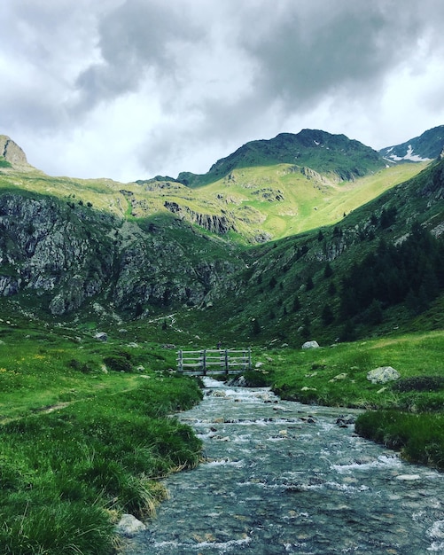 Vista panorámica del río en medio de las montañas contra el cielo