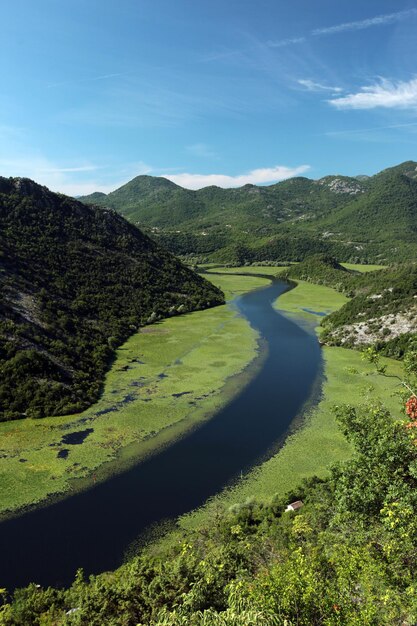 Foto vista panorámica del río en medio de las montañas contra el cielo