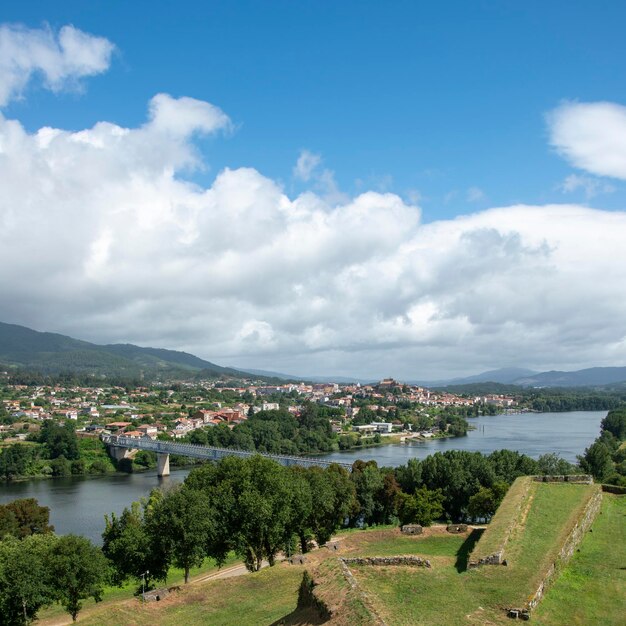 Vista panorámica del río Mino desde Portugal al fondo la ciudad de Tuy