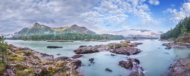 Vista panorámica de un río de montaña bancos rocosos nublados