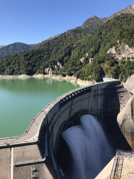 Foto vista panorámica del río por la montaña contra un cielo despejado