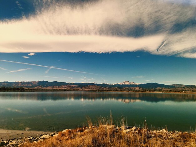 Foto vista panorámica del río y las montañas contra el cielo azul nublado