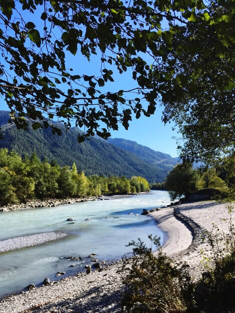 Foto vista panorámica del río por las montañas contra el cielo