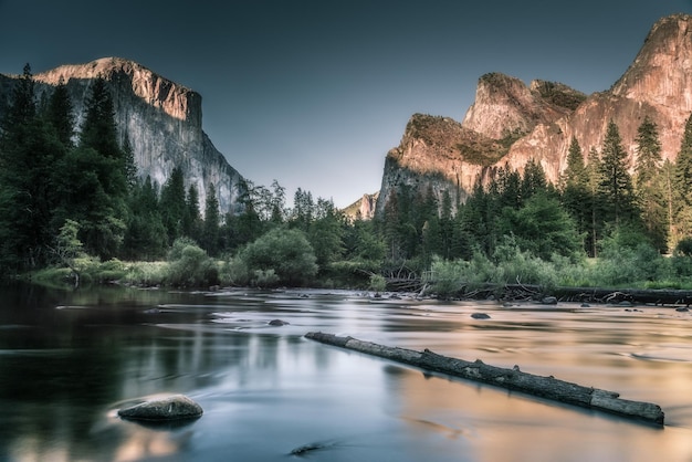 Vista panorámica del río y las montañas en el parque nacional de Yosemite