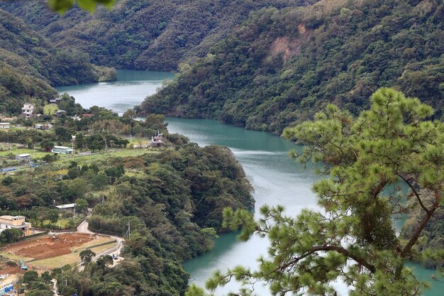 Foto vista panorámica del río y las montañas