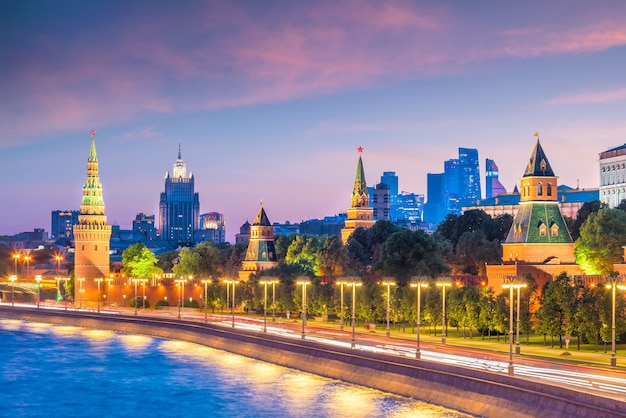 Vista panorámica del río Moscú y el palacio del Kremlin en Rusia al atardecer