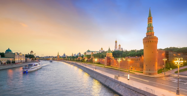 Vista panorámica del río Moscú y el palacio del Kremlin en Rusia al atardecer