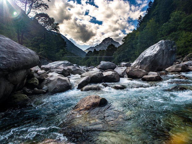 Foto vista panorámica del río que fluye a través de las rocas