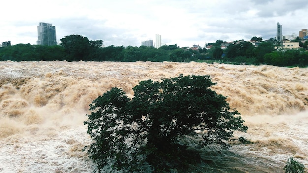 Vista panorámica del río que fluye