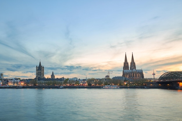 Vista panorámica del río Rin al atardecer a su paso por la ciudad de Colonia en Alemania