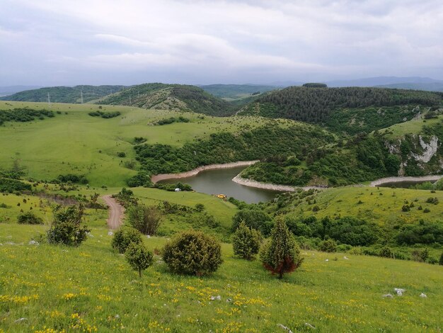 Foto vista panorámica del río uvac en medio de las montañas contra el cielo