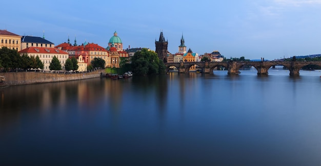 Foto vista panorámica del río vltava en la ciudad