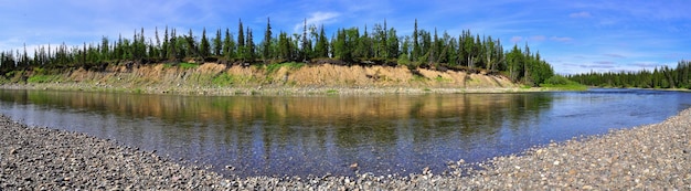 Vista panorámica del río.