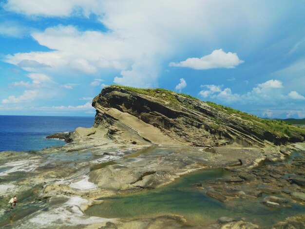 Foto vista panorámica de la roca en la costa contra el cielo