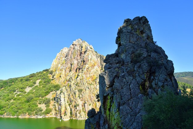 Foto vista panorámica de las rocas contra un cielo azul claro