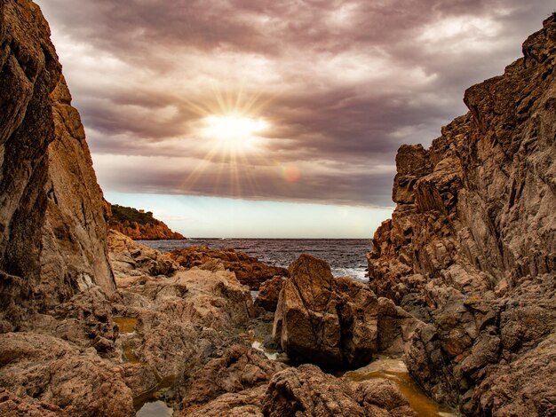 Foto vista panorámica de las rocas en el mar contra el cielo