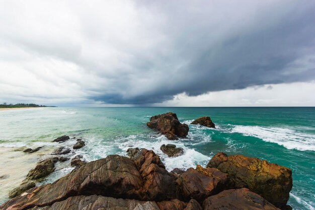 Vista panorámica de las rocas en el mar contra el cielo