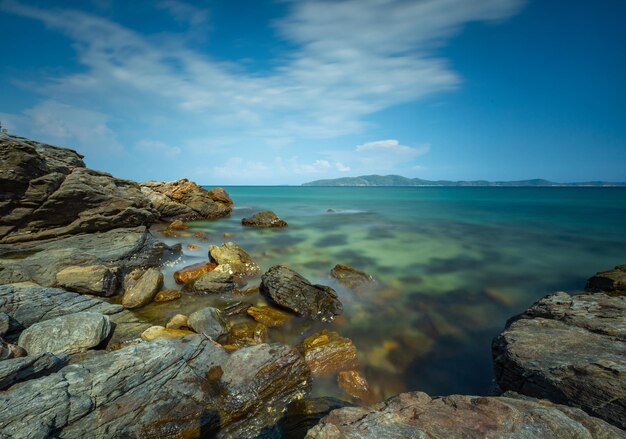 Foto vista panorámica de las rocas en el mar contra el cielo