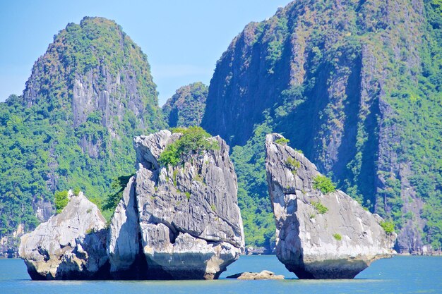 Foto vista panorámica de las rocas en el mar contra el cielo