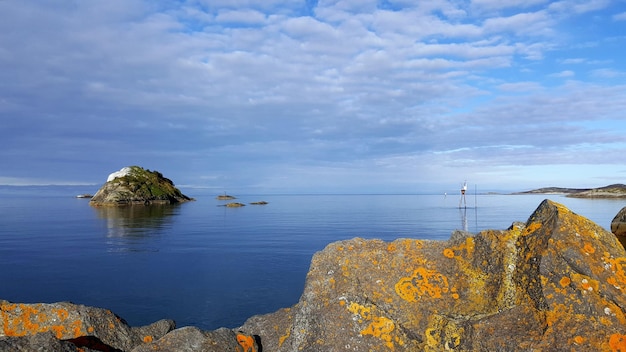 Foto vista panorámica de las rocas en el mar contra el cielo