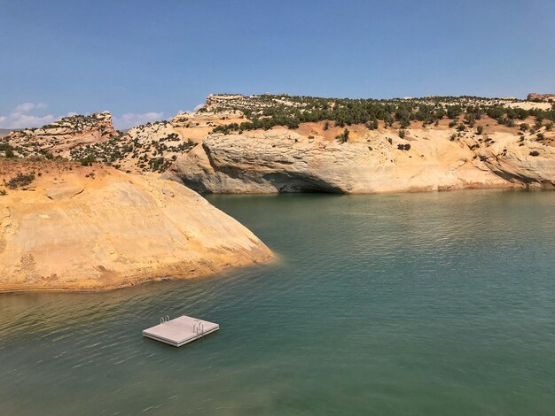 Vista panorámica de las rocas por el mar contra el cielo