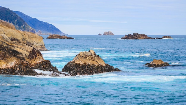 Vista panorámica de las rocas en el mar contra el cielo