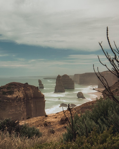 Foto vista panorámica de las rocas por el mar contra el cielo