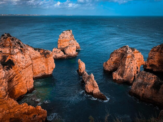 Foto vista panorámica de las rocas y el mar contra el cielo