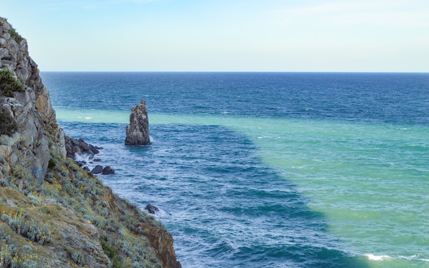 Vista panorámica de las rocas en el mar, la costa sur de Crimea.