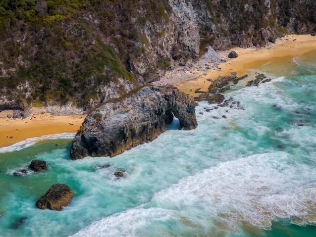 Foto vista panorámica de las rocas en el mar