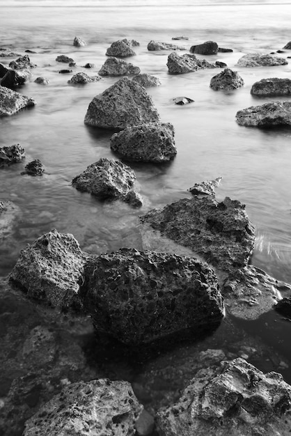 Vista panorámica de las rocas en el mar