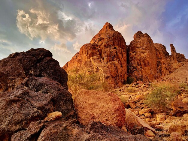 Foto vista panorámica de las rocas y la montaña contra el cielo