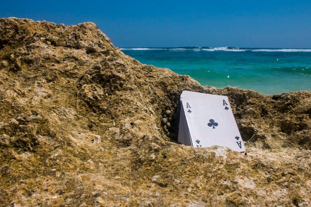 Vista panorámica de las rocas en la playa contra un cielo despejado