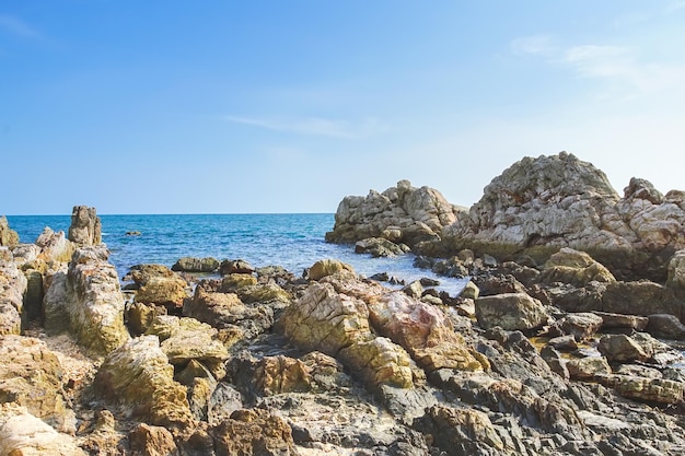 Vista panorámica de las rocas en la playa contra el cielo