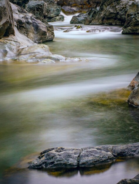 Foto vista panorámica de las rocas en el río