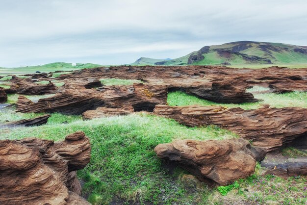 Vista panorámica de las rocas volcánicas en Islandia