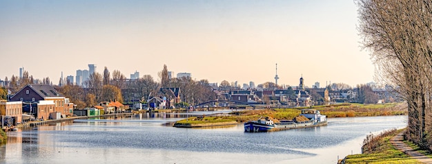 Vista panorámica de Rotterdam-Overschie con el horizonte de Rotterdam al fondo